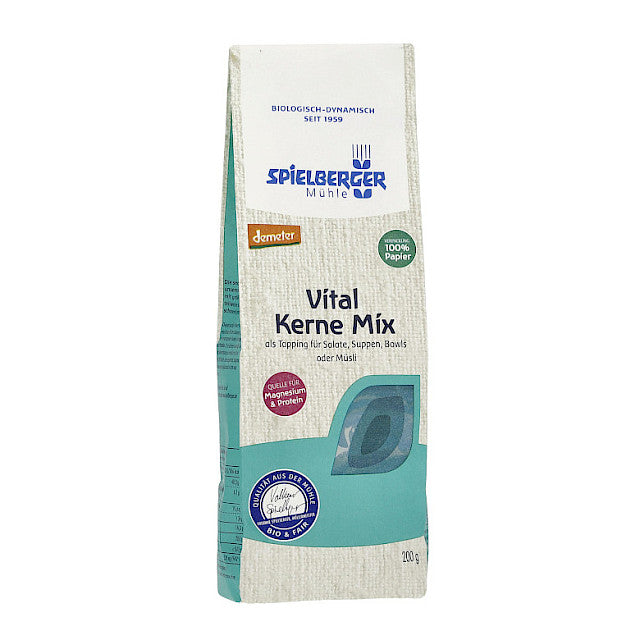 Vital Kerne Mix 200g - Spielberger

Der Vital Kerne Mix ist die ideale Wahl für alle, die ihre Ernährung mit einem Extra an Geschmack und wertvollen Nährstoffen bereichern möchten. Diese knusprige und aromatische Mischung vereint sorgfältig ausgewählte Zutaten wie gerösteten Buchweizen, Kürbiskerne und Sesam sowie Hanfsaat, Sonnenblumenkerne und Leinsaat.